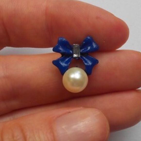 Bow Earrings  - Picture 2 of 3